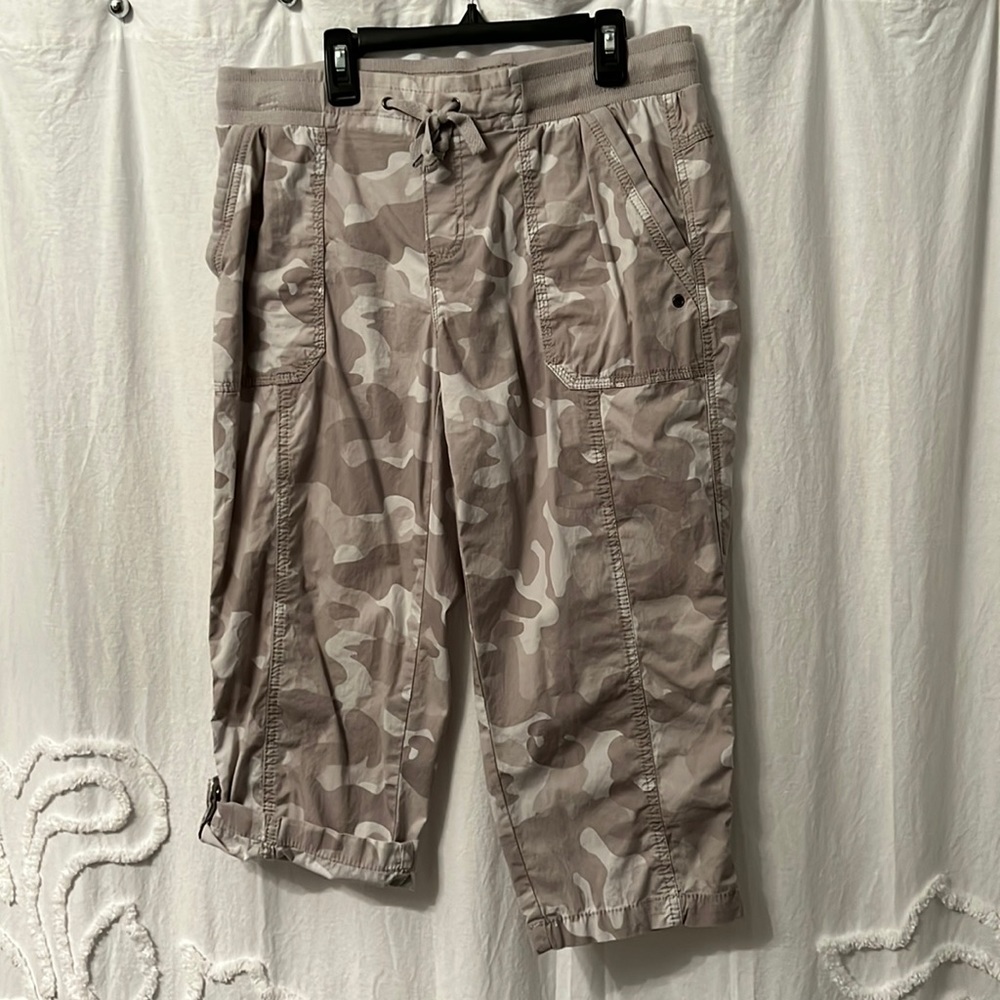 Camo capris, drawstring waist, women’s size 8, Natural Reflections.